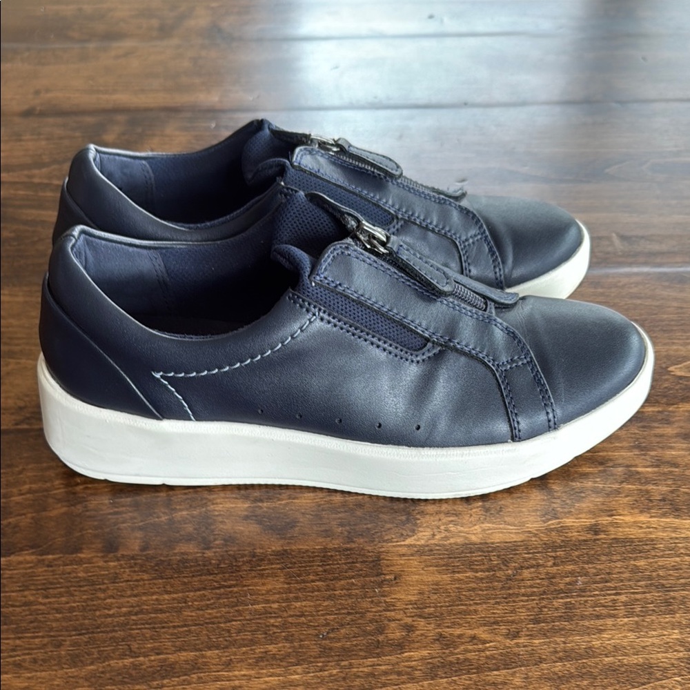 Clarks Collection Women's Layton Rae Navy Leather Sneakers Size 7.5